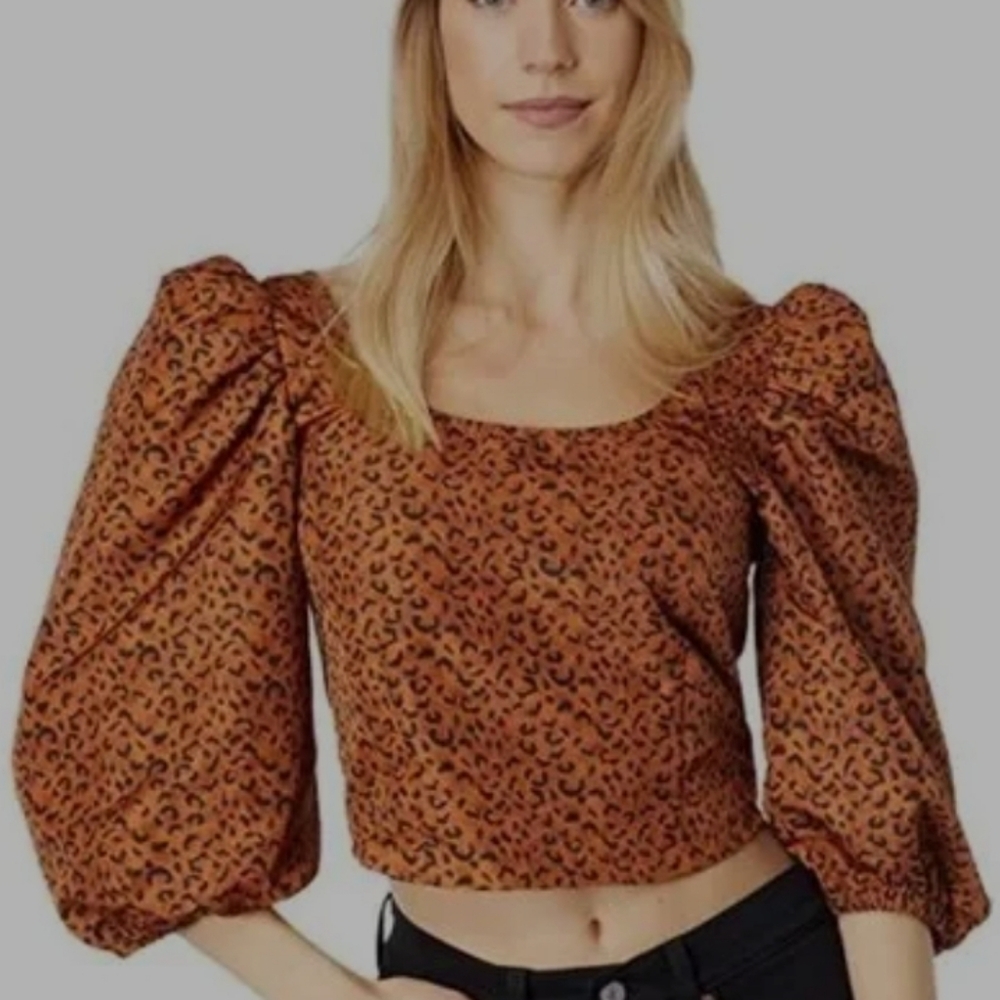 NWT Levi's. KAILA puff Sleeve Cheetak Crop Top Xs